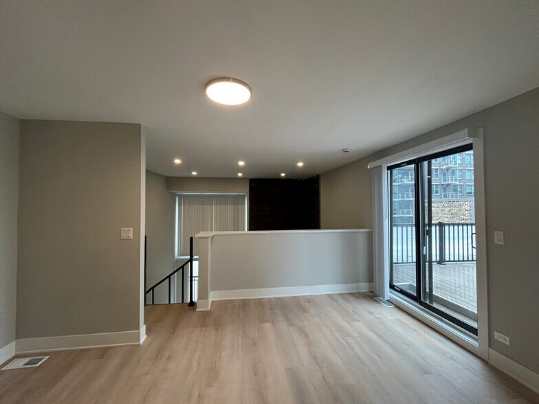 Building Photo - 1214 N La Salle Dr
