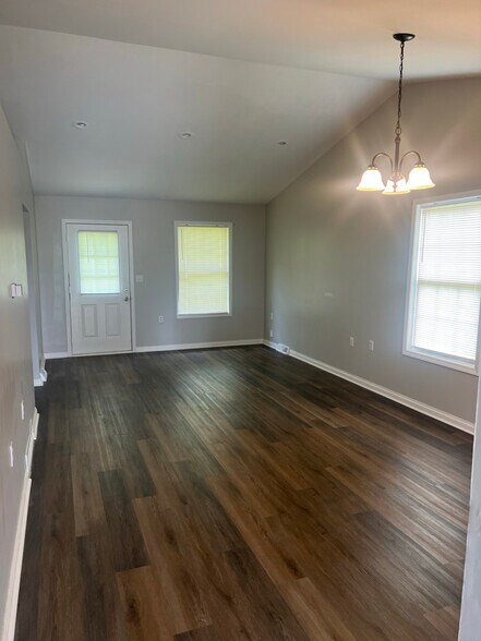 Building Photo - 606 David Ct