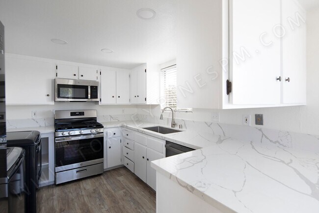 Primary Photo - *OPEN HOUSE: 8/30 1-2PM* BEAUTIFUL Remodel...
