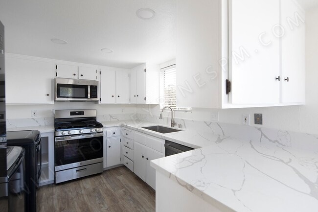 Primary Photo - *OPEN HOUSE: 9/13 1-2PM* BEAUTIFUL Remodel...