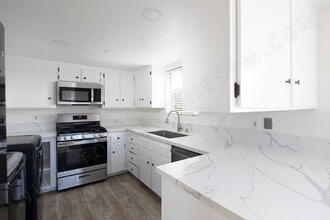 Building Photo - *2 WEEKS FREE!* BEAUTIFUL Remodeled 3BR wi...