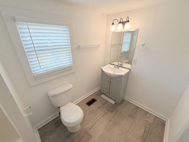 Building Photo - Charming, spacious 3-Bedroom Home in Central Columbia