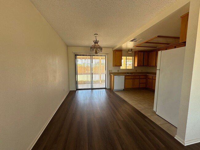 Building Photo - Welcome to this 2 bedroom 1 bath home!