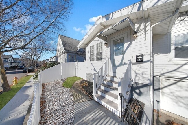 Building Photo - 52 Hovey St