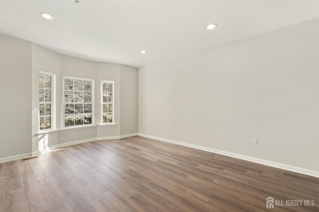 Building Photo - 102 Forest Dr