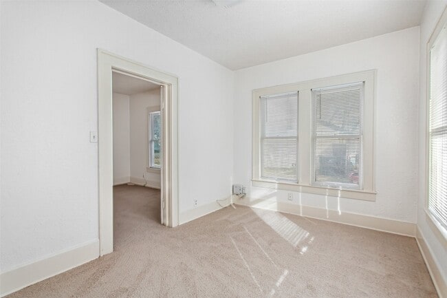 Building Photo - 316 W Avenue A