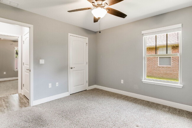 Building Photo - Spacious 4-Bedroom / 3 Bathroom + Office c...
