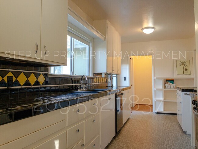 Building Photo - Outstanding 3 Bed 2 Bath near Downtown Son...