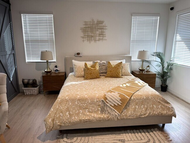 Building Photo - 2024 Beautiful Furnished 3 Bedroom 2 Bath with Private Suite near Sports Venues