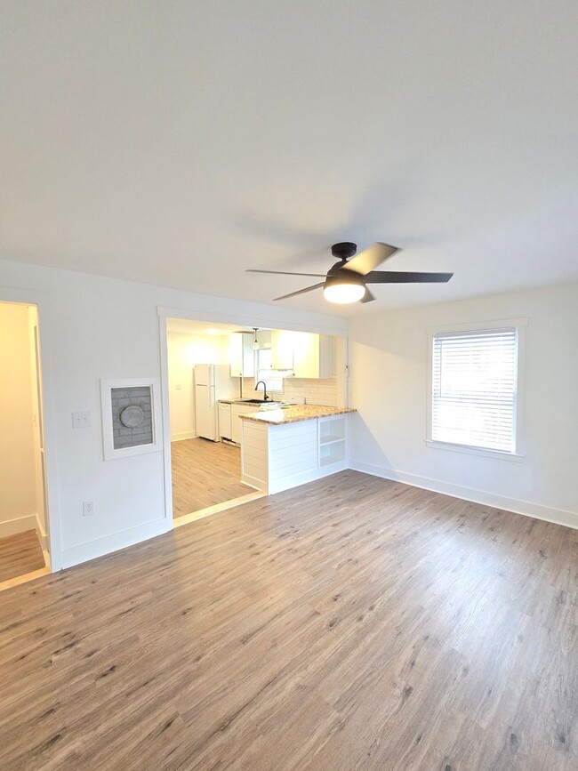 Building Photo - DOWNTOWN WILMINGTON - RENOVATED! Castle St...