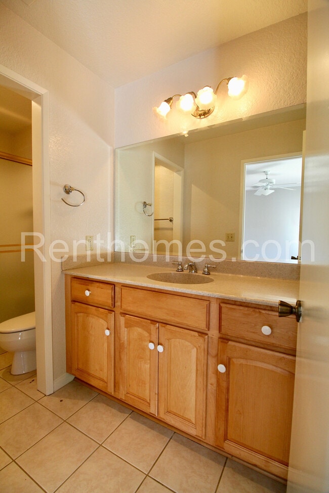 Building Photo - 2822 Mesa Dr