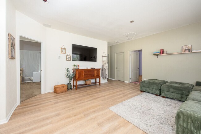 Building Photo - Cozy Upgraded Home w/ Panoramic Mountain V...
