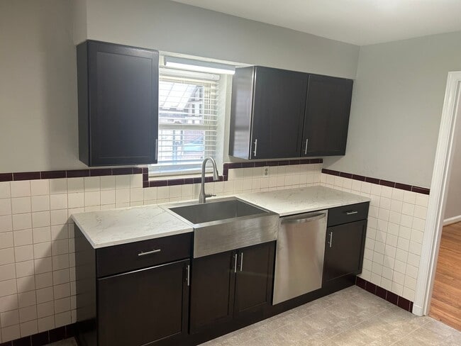Building Photo - Lovely refreshed Southhampton home