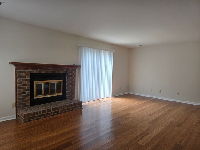 Building Photo - Meticulously Kept 2BR, 3BA Townhome with D...