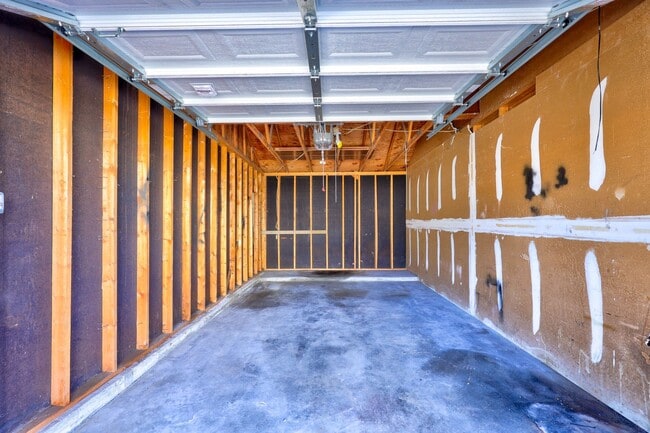 Building Photo - Home Like Living at Apartment Prices