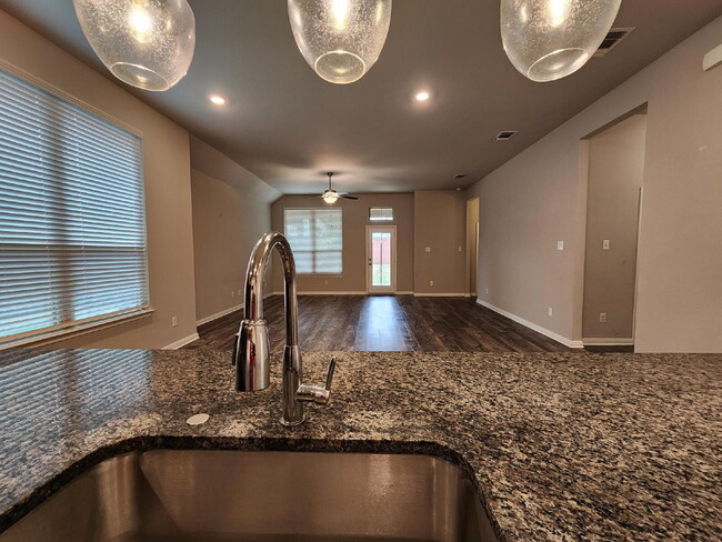 Building Photo - "Beautiful 3 Bedroom, 2 Bathroom Home for ...