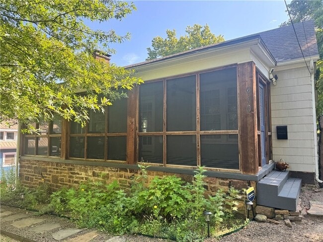 Building Photo - 610 N Olive Ave