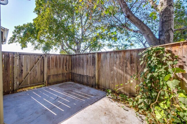 Building Photo - 1108 Shoreline Dr