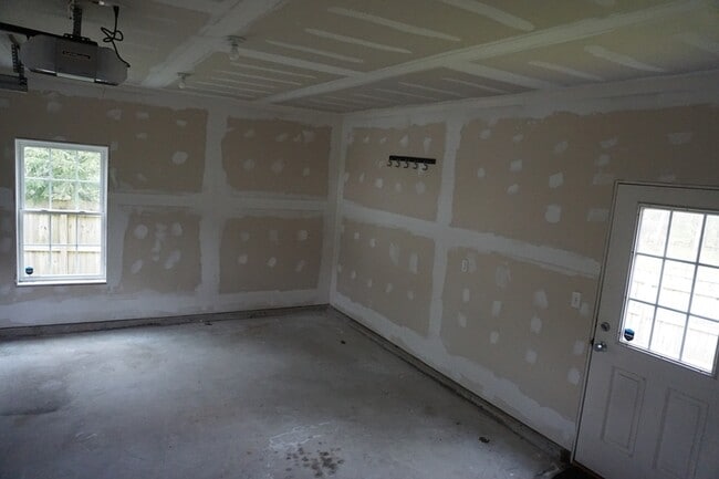 Building Photo - 18 Lilac Ln