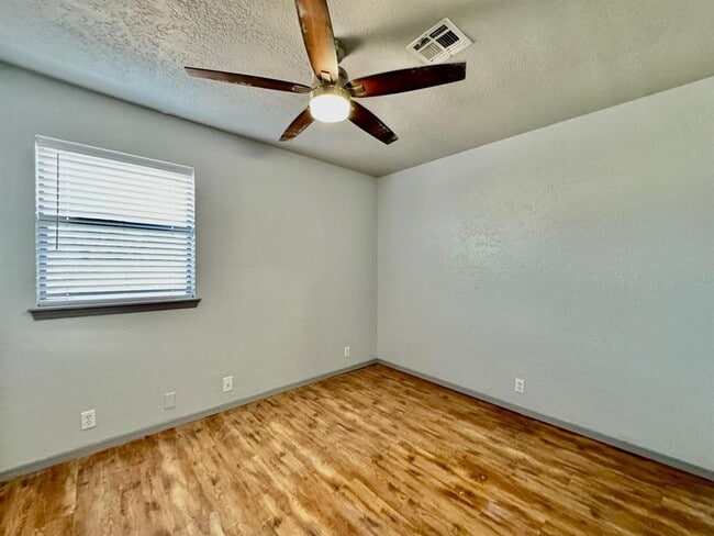 Building Photo - 925 Swan Lake Ct