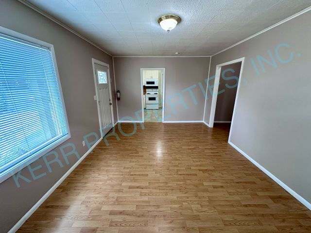 Building Photo - Spacious 3-Bedroom Duplex Retreat in Portland – 1000 Sq Ft of Comfort!