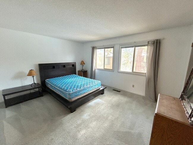 Building Photo - Long-term Lake Forest Glenn Condo