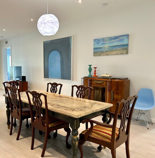 Dining with either traditional or modern dining chairs - 28 Harbour Isle Dr W