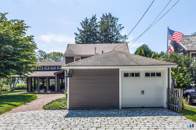 Building Photo - 116 Overshore Dr E