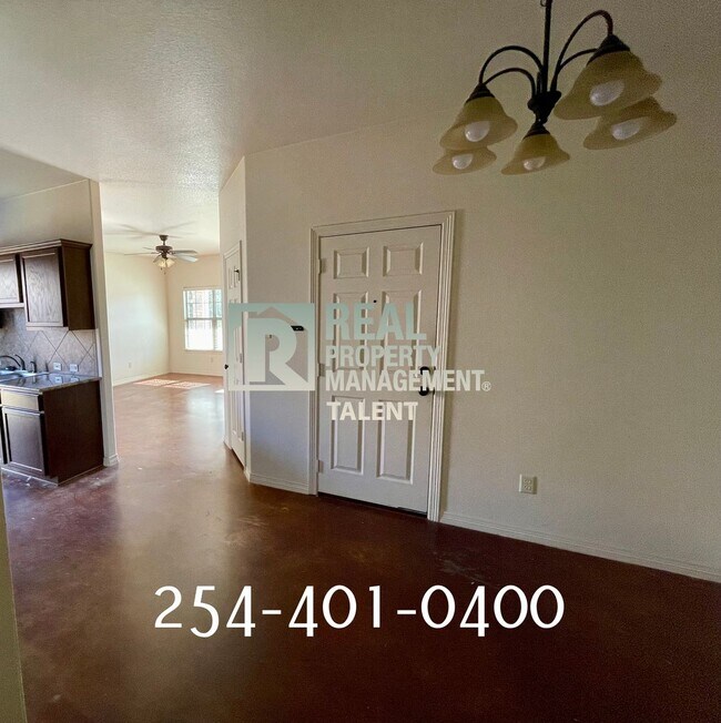 Building Photo - 602 Karey Dr