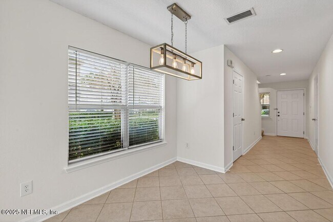 Building Photo - 411 Walnut Dr