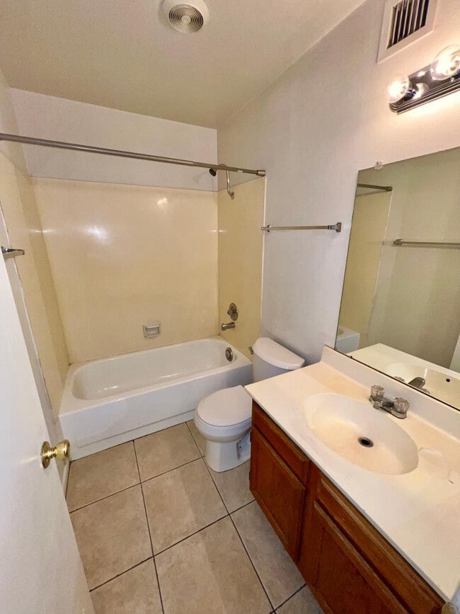 Building Photo - 953 W Emelita Cir