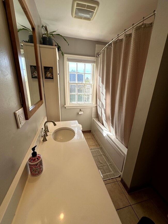 Building Photo - Charming Fully Furnished Bungalow Rental w...