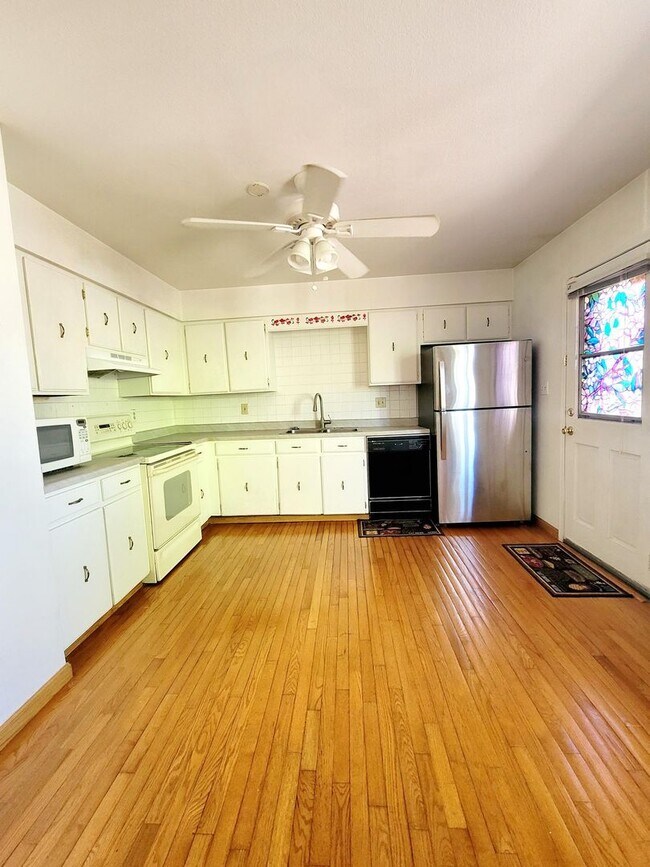 Building Photo - 4 bedroom home with fenced back yard!