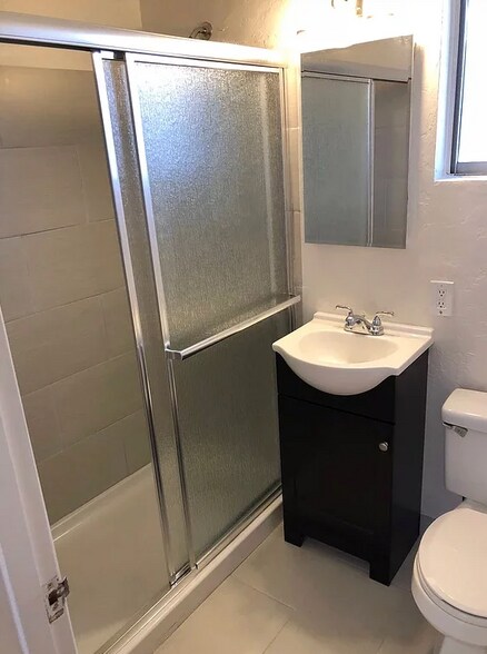 Unit B - Bathroom 1 - 1025 El Embarcadero Rd