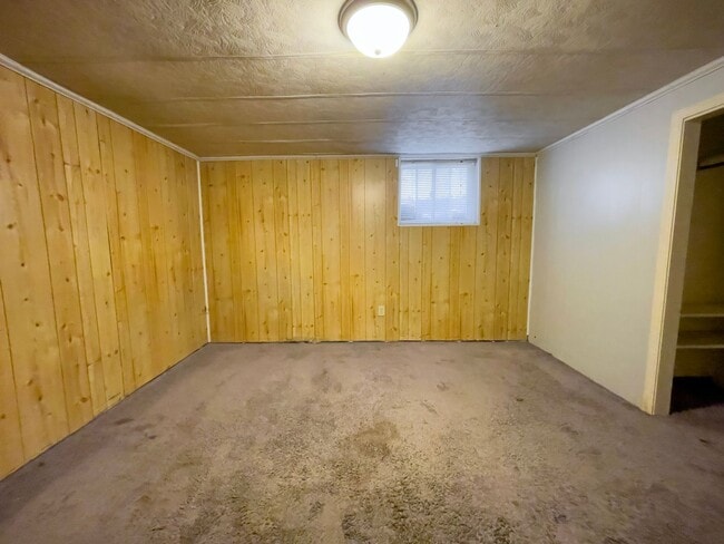 Building Photo - PRELEASING for AUGUST! Close to Campus