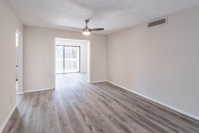 Building Photo - Renovated 2 bedroom Condo in gated Roswell...