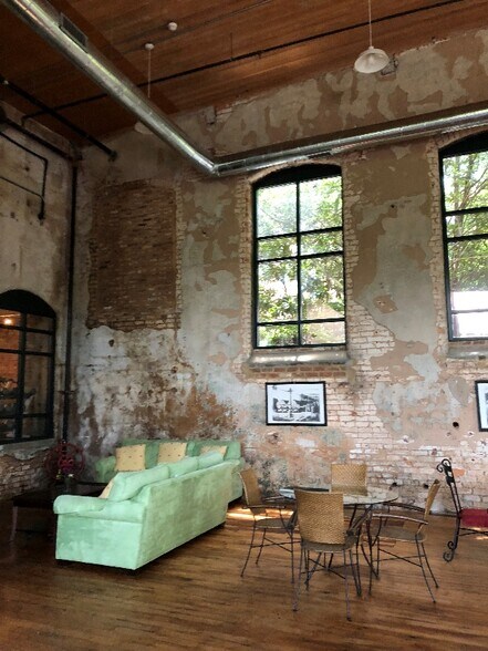 Building Photo - 400 Mills Ave