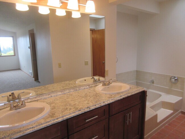 Building Photo - 3bd/2ba Renton Home