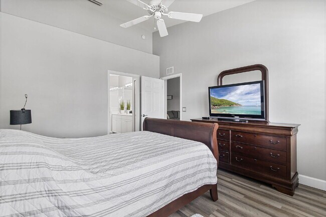 Building Photo - Charming 2-Bed, 2-Bath Condo Retreat with 1,309 Sq Ft in Fort Myers' Premier Locale!