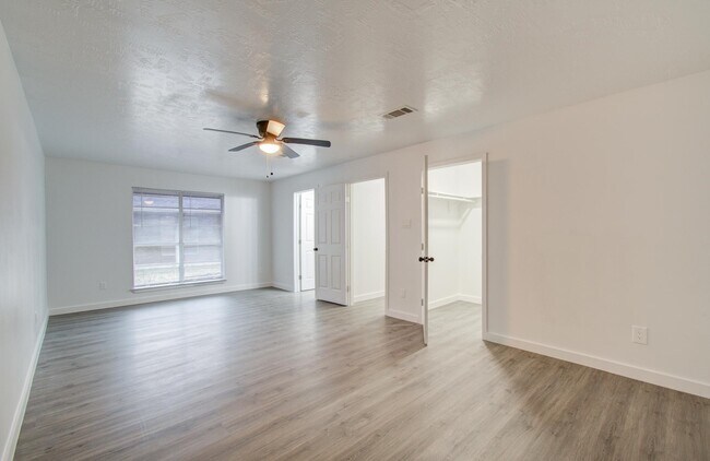 Building Photo - 809 Brook Hollow Dr