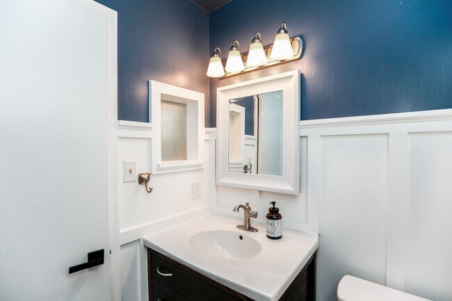 Building Photo - Beautifully renovated 3 bed 2.5 bath home ...