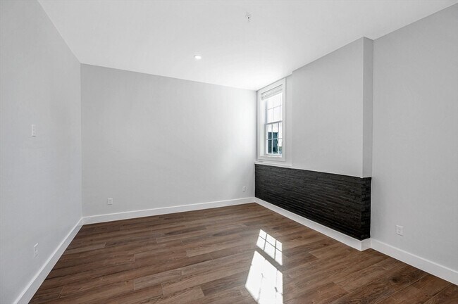 Building Photo - 241 W 6th St