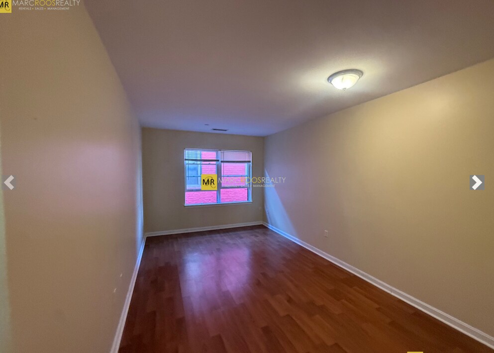 Building Photo - 327 Centre St