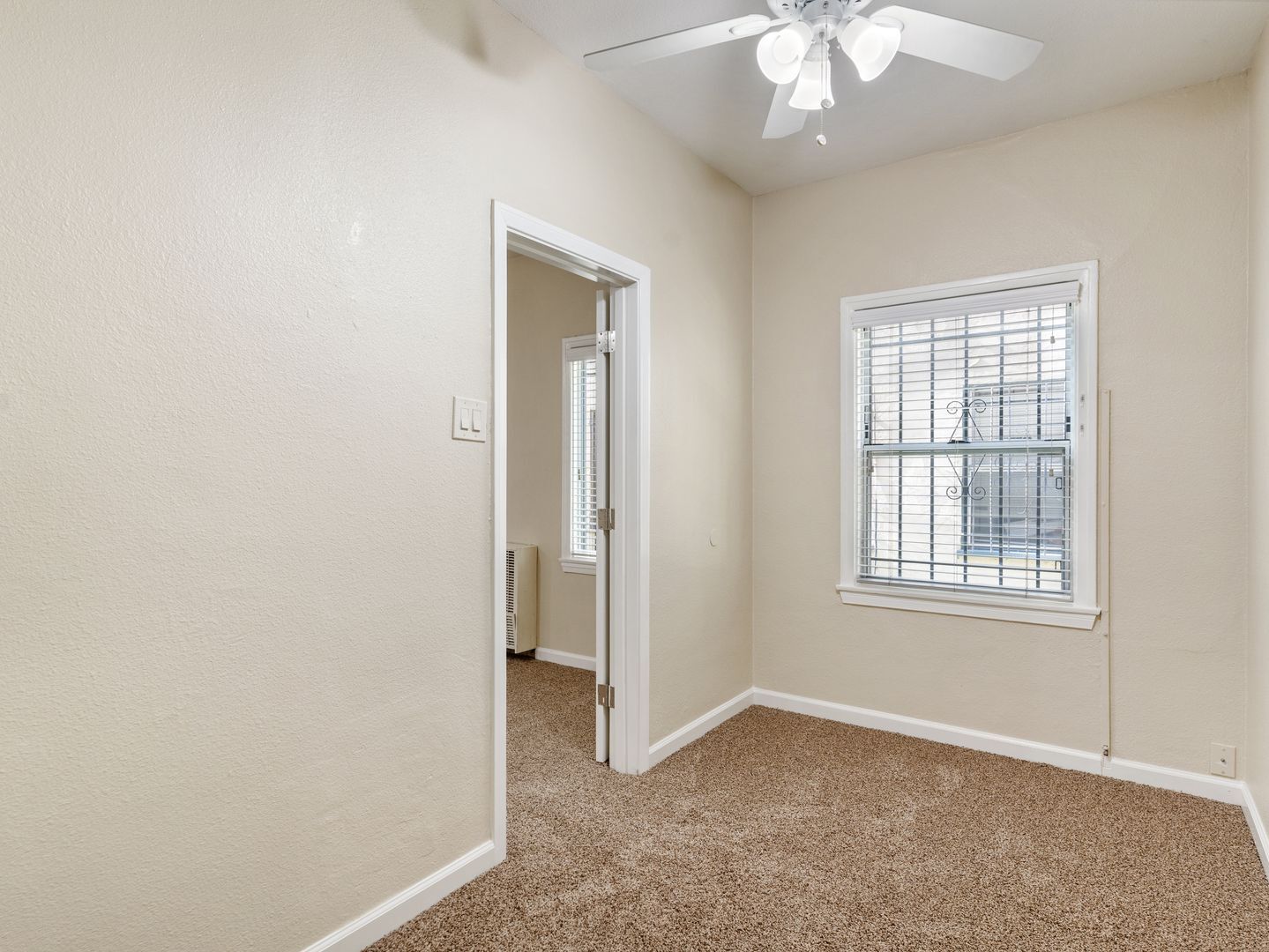 Building Photo - 1324 N Peterson Ave