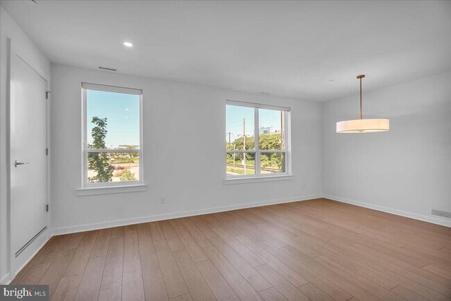 Building Photo - 904 Riverplace Dr