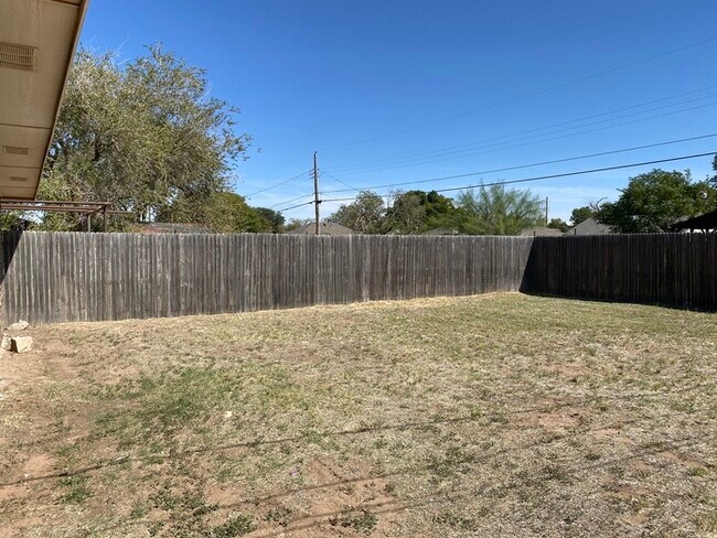 Building Photo - 3 bed 2 bath home, large backyard!