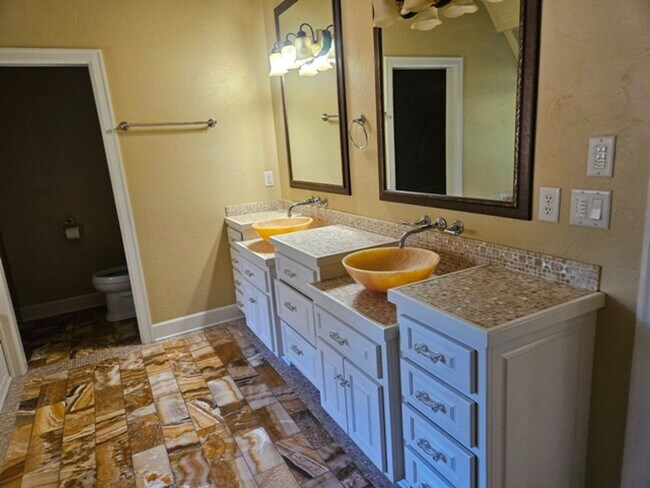 Building Photo - 4Bd/5Ba Multi Story Home - For viewing by ...