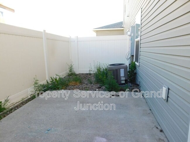 Building Photo - 621 Zenith Ln