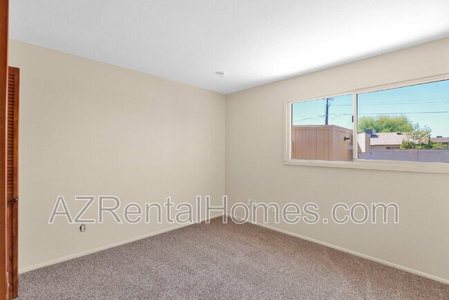 Building Photo - 1622 E Coronado Dr