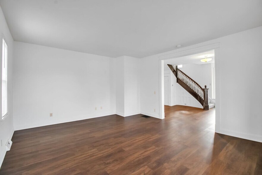 Building Photo - 5849 Broadway, 8